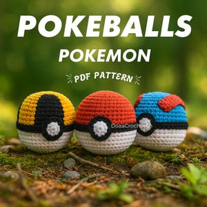 Peut inclure: Trois Poké Balls crochetées en jaune, rouge et bleu avec des détails noirs et blancs. L'image comprend le texte "POKEBALLS POKEMON PDF PATTERN". Les balles sont posées sur de la mousse et des feuilles.