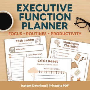 Può includere: Un pianificatore di funzioni esecutive con le parole "Executive Function Planner" in verde acqua. Il pianificatore include sezioni per la concentrazione, le routine e la produttività. Ci sono anche scale di attività, liste di controllo di spegnimento e pagine di ripristino di crisi. Una tazza di caffè e occhiali sono anche nell'immagine.