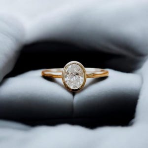 Bague de fiançailles en moissanite taille ovale 2 carats, bague solitaire en diamants sertis clos, bague d'anniversaire de promesse pour femme, cadeau pour elle, bague solitaire