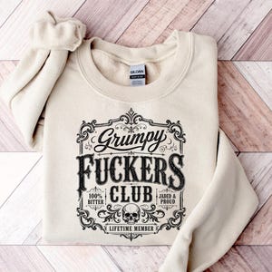 Club de Gruñones Jodidos PNG Divertido Calavera Divertida Humor Sarcástico Adulto Humor Sarcástico Moderno Grabado Láser Parche Sombrero de Cuero Diseño Vector Logotipo Archivo de Corte