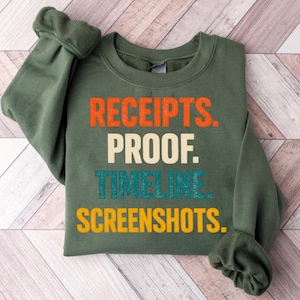Könnte beinhalten: Ein olivgrünes Sweatshirt mit den Worten "RECEIPTS. PROOF. TIMELINE. SCREENSHOTS." in Orange, Creme, Türkis und Gelb. Das Sweatshirt hat lange Ärmel und einen Rundhalsausschnitt.