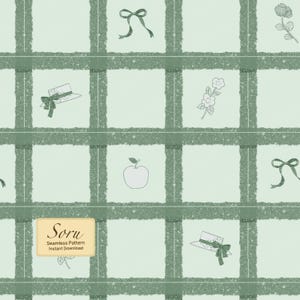 Puede incluir: Un patrón sin costuras de color verde claro con una cuadrícula de cuadros texturizada en verde oscuro. El diseño incluye ilustraciones de líneas repetitivas de lazos, sombreros con cintas, flores y manzanas. Una etiqueta rectangular beige muestra el texto Soru Seamless Pattern Instant Download.