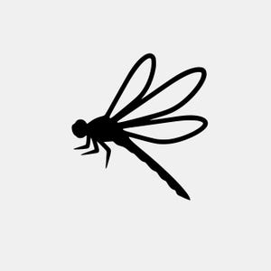 Puede incluir: Silueta negra de una libélula sobre fondo blanco. La libélula tiene un cuerpo delgado, seis patas y cuatro alas grandes y curvas. El insecto se representa de perfil, con la cabeza y los ojos visibles.