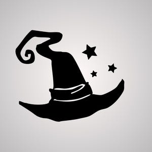 Puede incluir: Un sombrero de bruja negro con ala curva y parte superior en espiral. El sombrero está decorado con una banda blanca y tres estrellas negras. El diseño es una silueta sobre un fondo gris claro.
