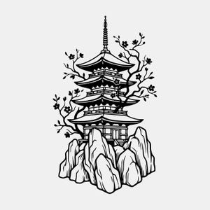 Può includere: Illustrazione in bianco e nero di una pagoda giapponese a più livelli, posta su una base rocciosa. Rami di fiori di ciliegio incorniciano la pagoda, aggiungendo un tocco di natura al design. L'opera d'arte è una rappresentazione grafica dettagliata.
