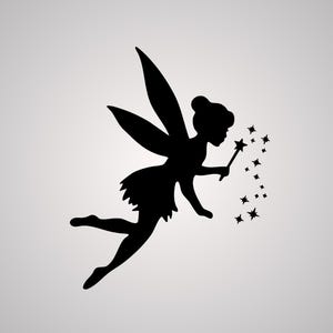 Pode incluir: Silhueta preta de uma fada com asas grandes, um coque e uma saia curta. A fada está segurando uma varinha em forma de estrela e está cercada por um grupo de estrelas. A imagem está em um fundo cinza claro.