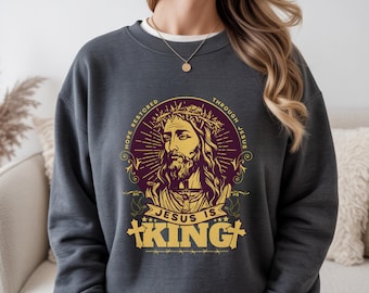 Sudadera católica con cruz cristiana "Jesús es Rey" / Regalo para la esposa del pastor / Regalo para la madrina / Ropa con la imagen de la crucifixión de Jesús