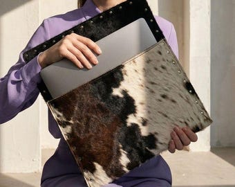 Handgefertigte Rindsleder MacBook Pro 16 Hülle, MacBook Air 15 |M4 M3 M2 Tasche, westliches Haar auf Fell Laptoptasche, personalisiertes Leder Tech Cover Geschenk