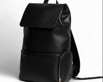 Handgefertigter schwarzer Lederrucksack, Straußenleder-Texturklappe, Unisex Leder-Reiserucksack, Arbeitsrucksack, Laptoptasche, Geschenk für ihn sie