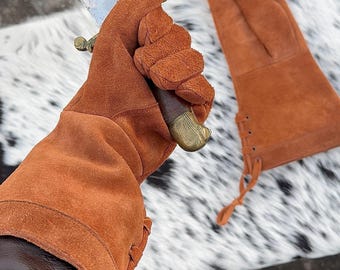 Handgefertigte braune Wildlederhandschuhe: mit seitlicher Schnürung - lange Wildlederhandschuhe, Cosplay Handschuhe anpassbares Kostümzubehör