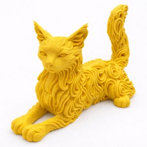 Op de afbeelding: Een gele kattenbeeldhouwwerk met ingewikkelde, wervelende patronen. De kat zit in een ontspannen houding, met uitgestrekte voorpoten en een gekrulde staart. Het beeldhouwwerk heeft een effen kleur en lijkt van een dicht materiaal te zijn gemaakt.