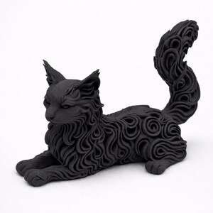 Op de afbeelding: Een zwarte kattenbeeldhouwwerk in een liggende pose. De vacht van de kat is gedetailleerd met wervelende patronen en de staart is omhoog gekruld. De sculptuur heeft puntige oren en staat tegen een witte achtergrond.