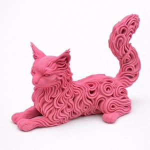 Op de afbeelding: Een roze kattenbeeld in een liggende houding. De vacht van de kat is gedetailleerd met een wervelend patroon. De staart is omhoog gekruld. De sculptuur staat op een witte achtergrond.