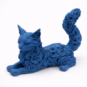 Op de afbeelding: Een gedetailleerde blauwe kattenbeeldhouwkunst in een ontspannen pose. De vacht van de kat is ingewikkeld ontworpen met wervelende patronen. De sculptuur heeft een effen blauwe kleur en rust op een witte ondergrond.