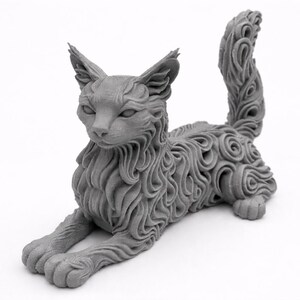 Op de afbeelding: Een grijze kattenbeeldhouwwerk in een liggende houding. De vacht van de kat is gedetailleerd met een wervelend patroon. De sculptuur heeft puntige oren en een lange, gekrulde staart. De kat ligt op een witte ondergrond.