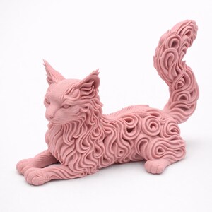 Op de afbeelding: Een roze kattenbeeld in rustpositie. De vacht van de kat heeft een gedetailleerd wervelend patroon. De sculptuur heeft puntige oren en een lange, gekrulde staart. De kat ligt op een witte achtergrond.