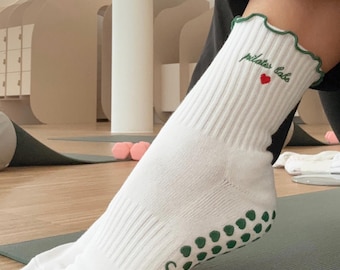 Weiße Pilates Socken mit Noppen – Anti-Rutsch Grip Socks ‚Pilates Babe‘ – rutschfeste Yoga & Barre Socken – stylisch, für Studio und Alltag