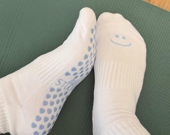 Weiß-/blaue Pilates Socken mit Noppen – Anti-Rutsch Grip Socks ‚Smiley‘ – rutschfeste Yoga & Barre Socken – stylisch, für Studio und Alltag
