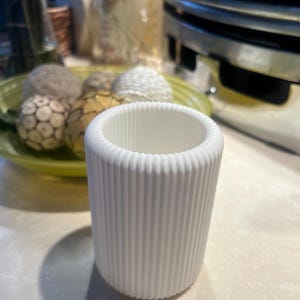 Modern Ribbed Pen & Brush Holder – Minimalist Desk Organiser