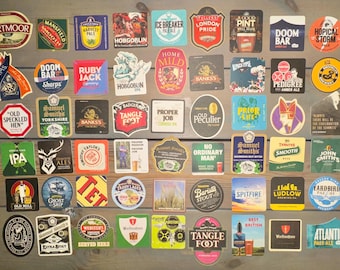 Peut inclure: Un ensemble de dessous de verre de bière colorés avec divers logos et motifs de marques. Les dessous de verre sont de différentes formes, notamment rondes, carrées et rectangulaires. Les logos présentent du texte et des graphiques, présentant une variété de marques de bière.