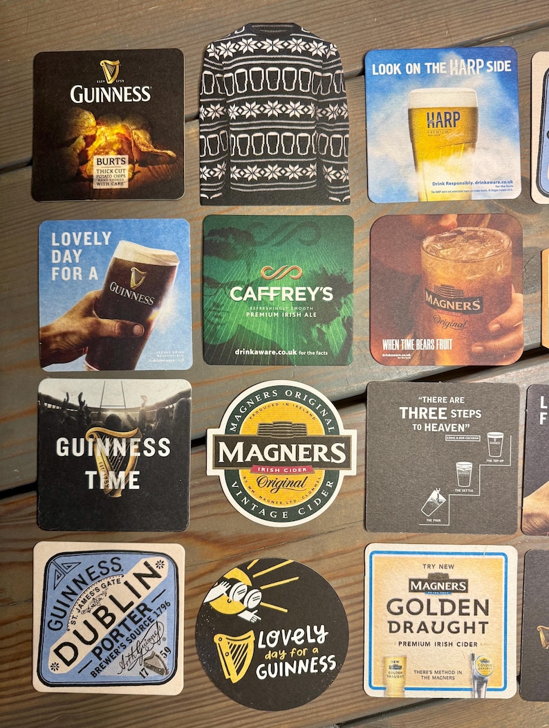 Puede incluir: Un conjunto de posavasos cuadrados y redondos con logotipos y marcas de varias cervezas y sidras irlandesas. Los posavasos muestran logotipos y textos de Guinness, Harp, Caffrey's y Magners. Algunos posavasos tienen im&aacute;genes de vasos de cerveza.