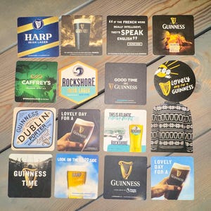 Pode incluir: Uma cole&ccedil;&atilde;o de bases para copos de cerveja com v&aacute;rias marcas, incluindo Harp, Guinness e Rockshore. As bases apresentam logotipos, texto e imagens relacionadas &agrave;s cervejas. Algumas bases t&ecirc;m cita&ccedil;&otilde;es, e uma tem um design de camisola.
