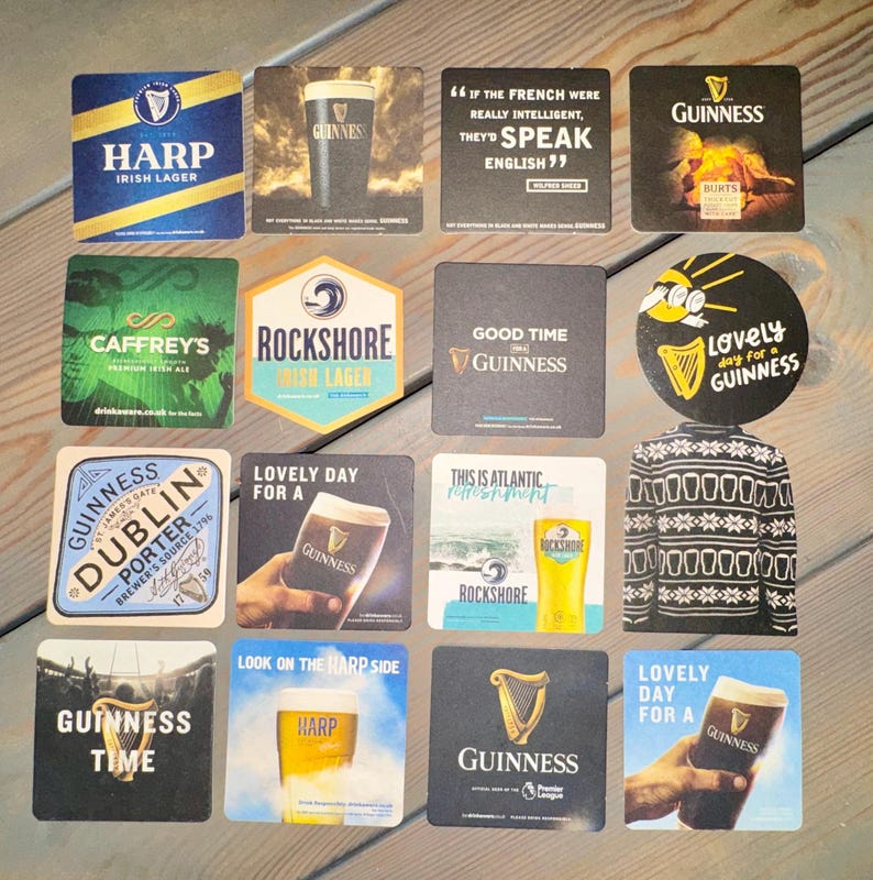 Pode incluir: Uma cole&ccedil;&atilde;o de bases para copos de cerveja com v&aacute;rias marcas, incluindo Harp, Guinness e Rockshore. As bases apresentam logotipos, texto e imagens relacionadas &agrave;s cervejas. Algumas bases t&ecirc;m cita&ccedil;&otilde;es, e uma tem um design de camisola.