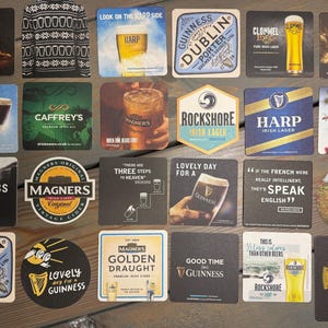 Puede incluir: Un conjunto de posavasos cuadrados y redondos con logotipos de varias marcas de cerveza y stout. Los posavasos muestran logotipos, texto e im&aacute;genes asociados con Guinness, Harp, Magners y otras cervecer&iacute;as.