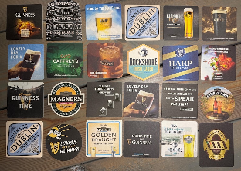 Puede incluir: Un conjunto de posavasos cuadrados y redondos con logotipos de varias marcas de cerveza y stout. Los posavasos muestran logotipos, texto e im&aacute;genes asociados con Guinness, Harp, Magners y otras cervecer&iacute;as.