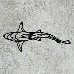 Pode incluir: Arte de parede em metal preto retratando um tubarão estilizado. O design do tubarão apresenta linhas fluidas e uma silhueta elegante, montada em uma parede texturizada cinza claro. A obra de arte é uma peça decorativa para decoração costeira ou com tema marinho.