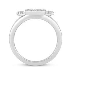 Op de afbeelding: Een zilveren ring met een rechthoekige middensteen en kleine accentstenen aan weerszijden. De ringband is glad en afgerond. De ring staat tegen een witte achtergrond.