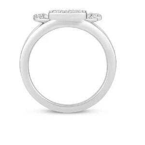 Op de afbeelding: Een zilveren ring met een rechthoekige middensteen en kleinere stenen aan de zijkanten. De ring staat tegen een witte achtergrond, waardoor het gepolijste metaal en de sprankelende details worden benadrukt. Dit sieraad is een klassiek ontwerp.