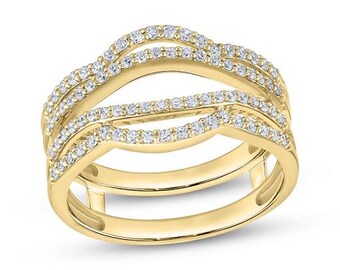 Anillo de compromiso con protección envolvente de moissanita redonda, chapado en oro amarillo de 14 k.