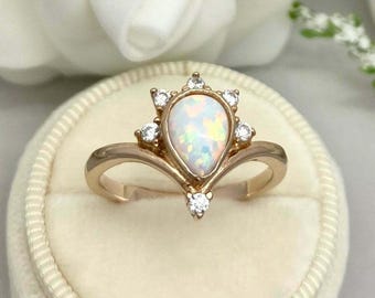 Handgemaakte Teardrop Opal Ring met Diamond Sunburst, 14K geelgouden vergulde ring, peervorm Fire Opal Halo, geboortesteen oktober cadeau voor haar,