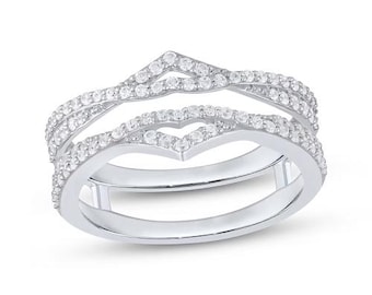 Anillo de compromiso con protección de moissanita y realce de plata de ley 925.