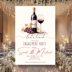Puede incluir: Una invitación a una fiesta de compromiso con una ilustración en acuarela de una botella de vino, una copa de vino tinto y uvas. El texto de la invitación dice "Let's Toast" y anuncia la fiesta para Sarah & Michael.