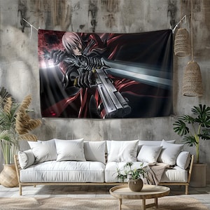 Op de afbeelding: Een groot wandtapijt met een gedetailleerde anime-stijl illustratie van een personage met een groot geweer en zwaard. Het personage draagt een rode jas en zwarte kleding. De achtergrond is donker met rode accenten. Het wandtapijt hangt aan een betonnen muur boven een witte bank.