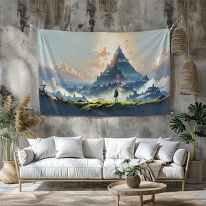 Peut inclure: Une tapisserie murale représentant un paysage fantastique avec une montagne, une silhouette et une ville. L'œuvre d'art utilise des bleus, des verts et des oranges, avec un soleil brillant en arrière-plan. La tapisserie est accrochée sur un mur en béton.