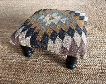 Round Kilim Ottoman Pouf – Tribal Upholstery Stool with Wooden Legs for Living Rooms.