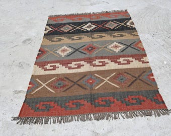 Alfombra Kilim de yute y lana tejida a mano, alfombra tribal azteca del suroeste, alfombra plana de color rojo óxido carbón, alfombra de piso vintage boho con flecos