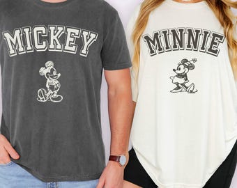 Camisetas de pareja de Mickey y Minnie de Comfort Colors®, camiseta a juego para amantes de Mickey y sus amigos, regalo retro de viaje a Disney para parejas.