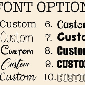 Puede incluir: Un fondo beige muestra el texto "FONT OPTION" en negrita y negro. Debajo, se muestran diez estilos de fuente diferentes, cada uno etiquetado con un n&uacute;mero y la palabra "Custom" en varias fuentes, ofreciendo opciones de dise&ntilde;o.