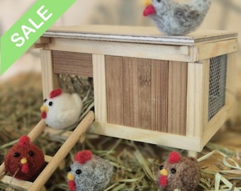 Miniatur-Hühnerstall mit Hennen und Hahn – Handgefertigte Bauernhof-Szene – 8 cm Stall mit 1,5 cm Filzhühnern