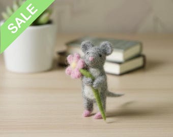 Naaldvilten muis met bloem, poppenhuisminiatuurdier, wollen kleine muis beeldje kunst