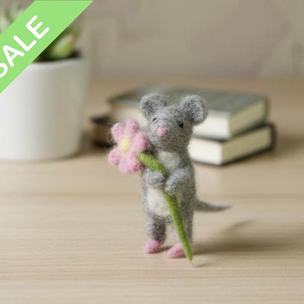 Myszka z kwiatkiem, filcowana igłami, miniaturowe zwierzątko do domku dla lalek, wełniana figurka małej myszki
