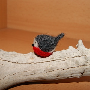 Miniature Felted Robin – Tiny Wool Bird – Handmade Needle Felt Animal – Dollhouse Bird Figurine