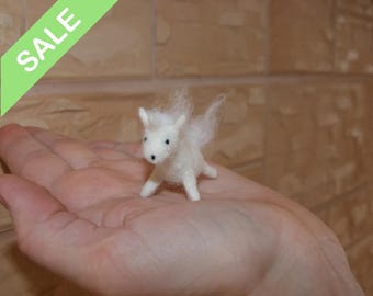 Naaldvilten miniatuur eenhoorn – handgemaakt fantasiedecor van wol