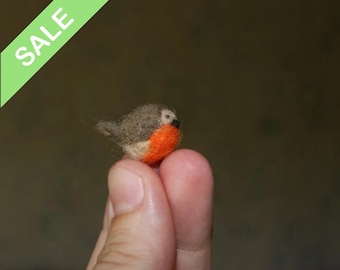 Needle Felted Robin Miniature, Realistic Handmade Wool Bird Figurine, Nature Lover Gift Sculpture
