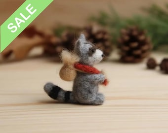 Miniatura szopa pracza wykonana metodą filcowania igłowego, ręcznie robiona wełniana rzeźba zwierzęcia, realistyczna sztuka przedstawiająca dziką przyrodę lasu, mały prezent