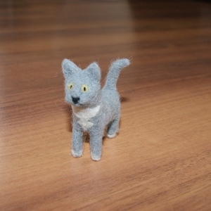 Miniature Felted Grey Cat – Handmade Wool Kitten – Needle Felted Animal – Tiny Cat Figurine – Dollhouse Pet – Gift for Cat Lovers
